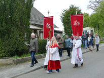 Markusprozession zum Kreuz an der Netzer Straße (Foto: Karl-Franz Thiede)